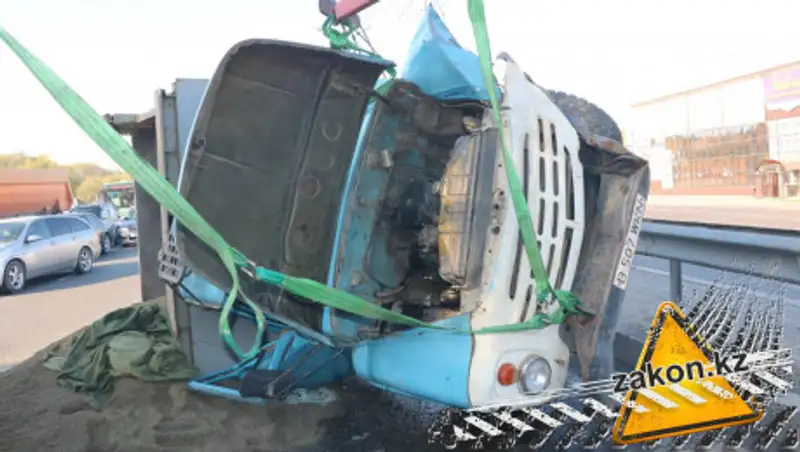 Грузовик перевернулся на оживленной трассе в Алматы
