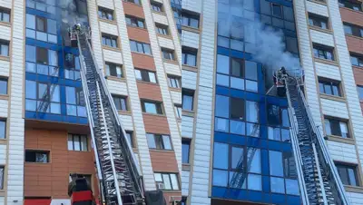 Из горящей многоэтажки в Алматы эвакуированы 20 человек, фото - Новости Zakon.kz от 07.08.2022 21:01