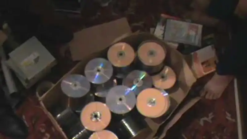 Точку оптовой продажи контрафактных дисков выявили в Алматы (фото), фото - Новости Zakon.kz от 18.11.2013 23:09