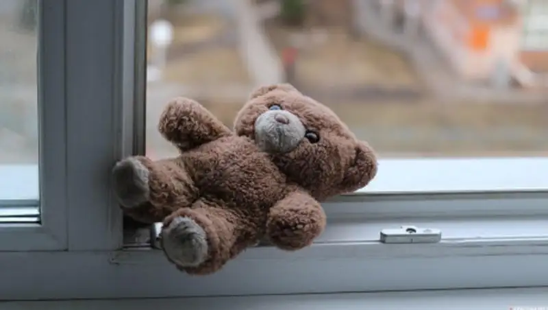 Малыш, выпавший из окна в Хромтау, скончался в больнице