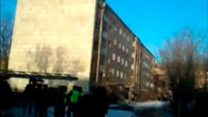 В Усть-Каменогорске мужчина завис в десятке метров над землей