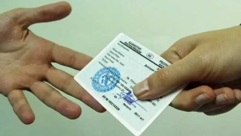 В Казахстане продолжается борьба с "помогайками" в ЦОНах