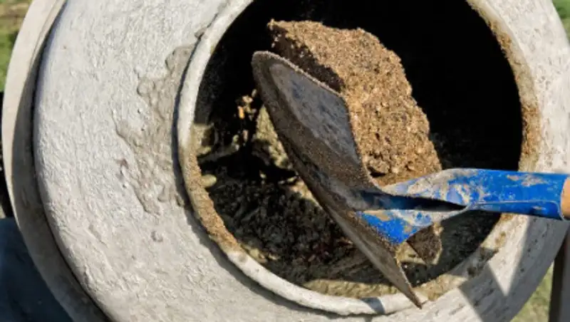 Жена сбросила убитого мужа в выгребную яму и залила бетоном