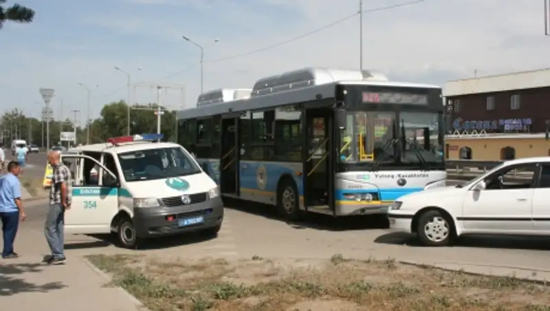 В Алматы произошло очередное ДТП с маршрутным автобусом