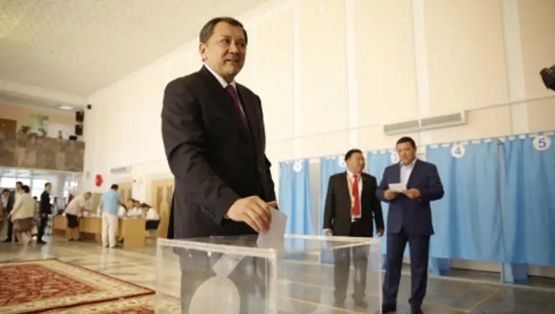Аким Атырауской области проголосовал на выборах президента РК