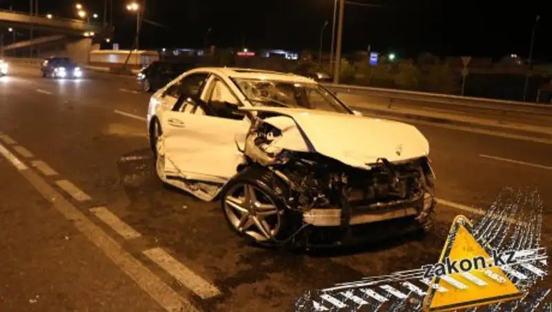 В Алматы Mercedes снес отбойник и мачту уличного освещения  