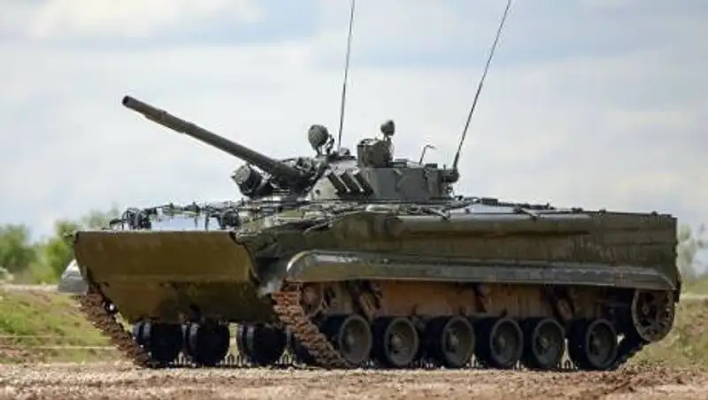 Боевая машина протаранила забор государственной резиденции Кыргызстана