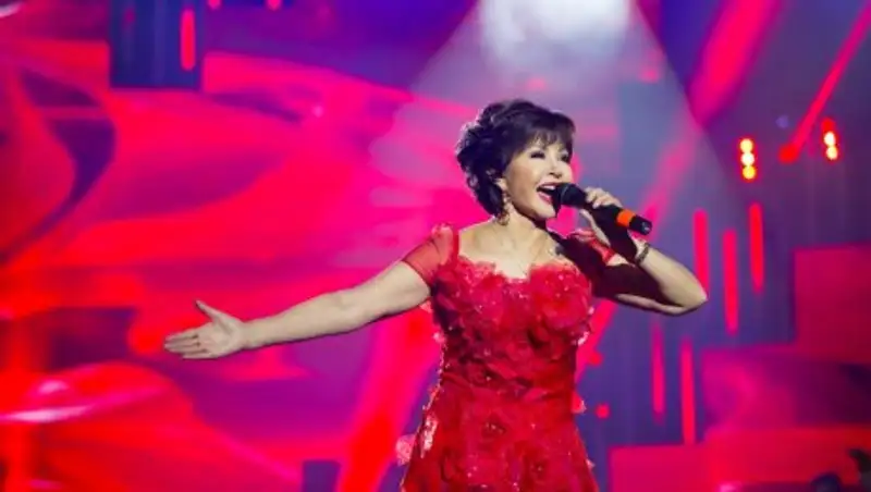 Министр культуры устроил сюрприз Розе Рымбаевой