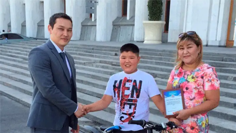 12-летнего алматинца Диаса Аубакирова, работавшего в зоне схода селя поблагодарил аким