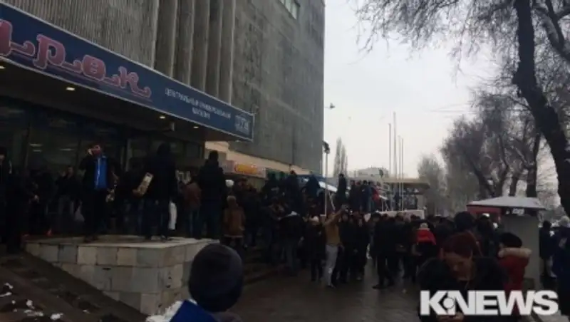 В бишкекском ЦУМе ищут бомбу
