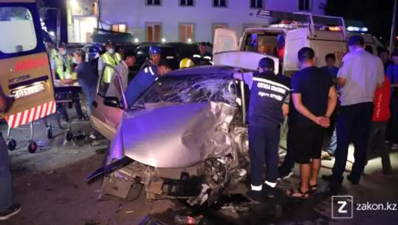 Водителя зажало в салоне в результате тройного ДТП в Алматы