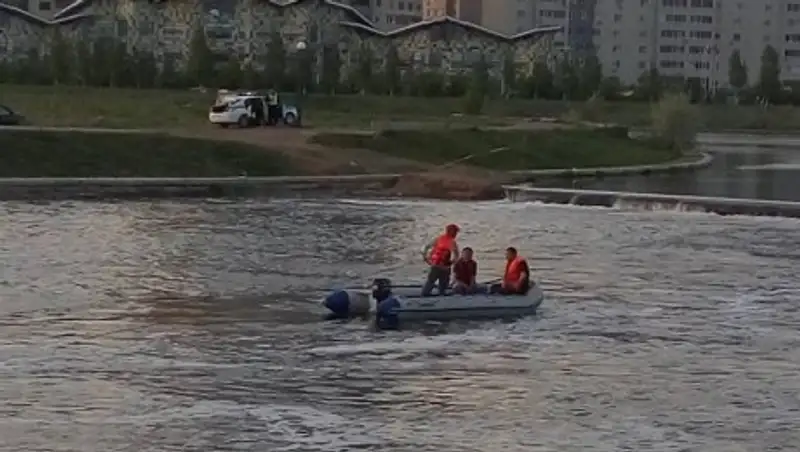 Два человека упали в реку Есиль в Астане
