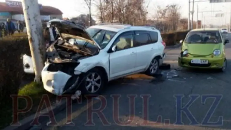 Появилось видео ДТП, в котором алматинка врезалась на машине в столб