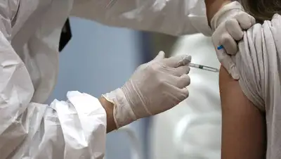 Вероятность заболеть COVID-19 после ревакцинации оценили врачи, фото - Новости Zakon.kz от 08.08.2022 12:29