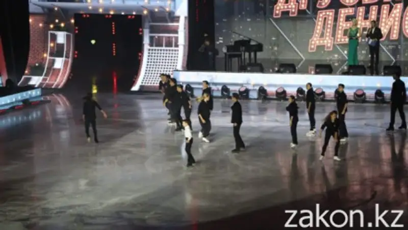 Фигуристы со всего мира на льду почтили память Дениса Тена