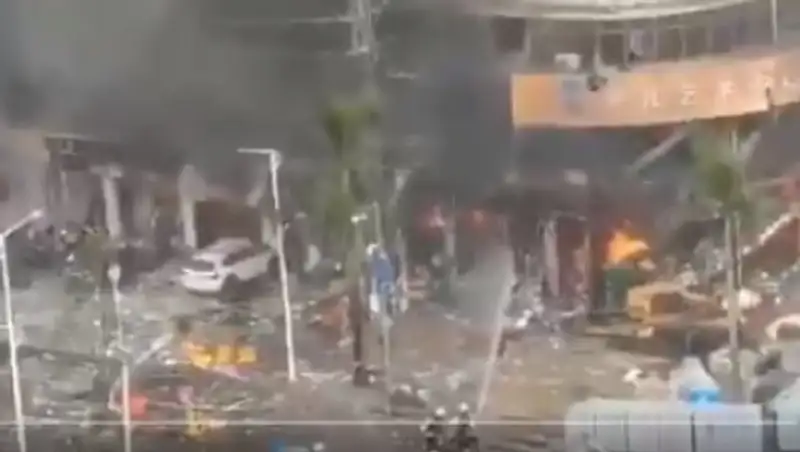 Мощный взрыв произошел возле отеля на юге Китая