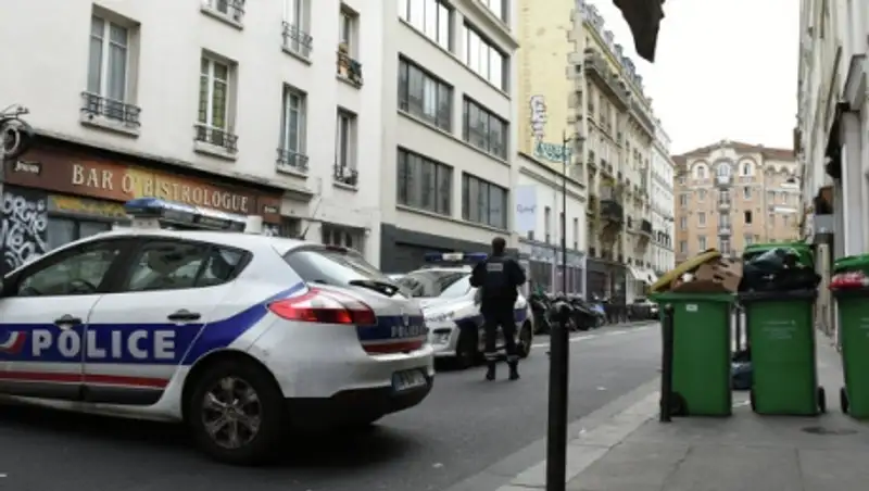 Полиция на время эвакуировала людей с площади Республики в Париже