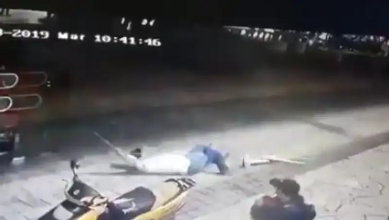 Недовольные мэром мексиканцы привязали его к пикапу