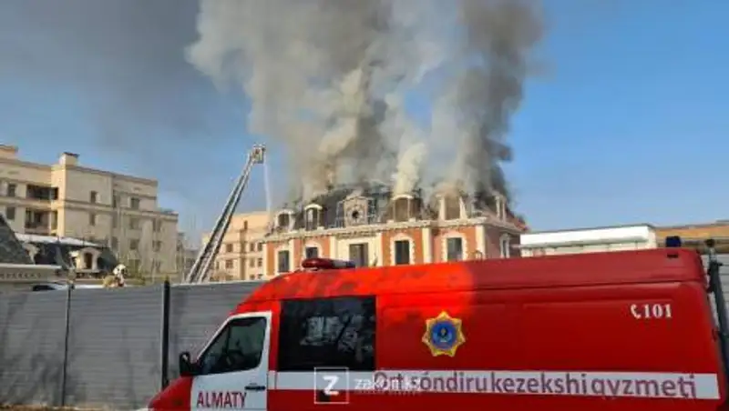 В Алматы горел двухэтажный дом