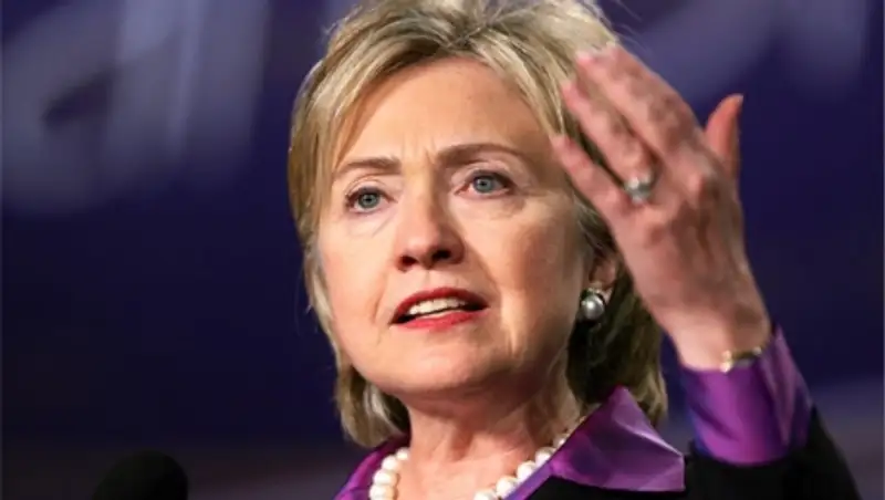 Быть похожей на Хиллари: на сайте Клинтон начали продавать костюмы-тройки