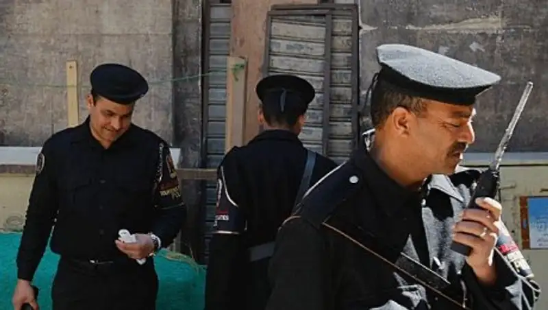 Египетский полицейский поймал упавшего с балкона ребенка