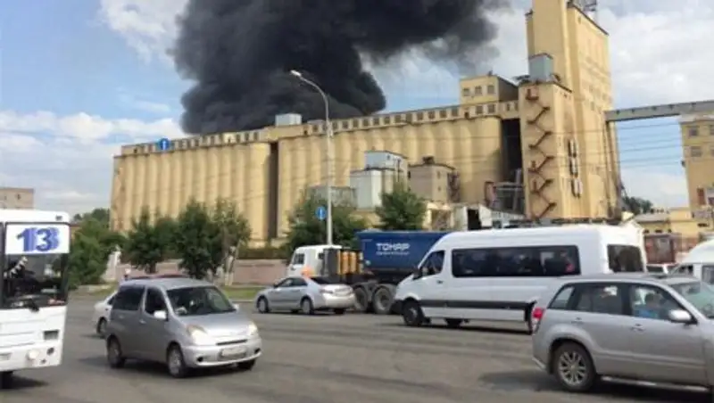 Крупный пожар в Новосибирске: в городе горит склад с пластмассой  