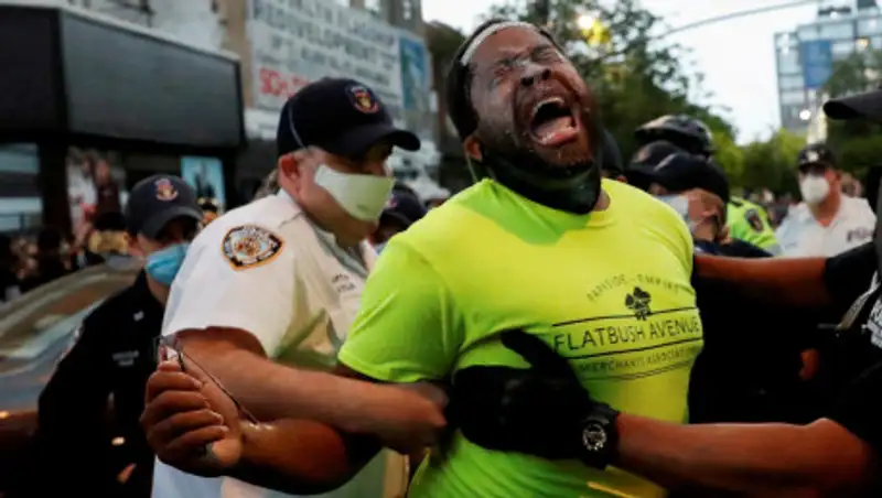 Сенатор вышел на протест в США, его задержали полицейские