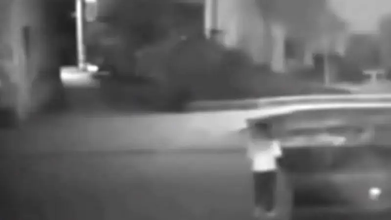 Уткнувшаяся в телефон китаянка упала в канал и утонула