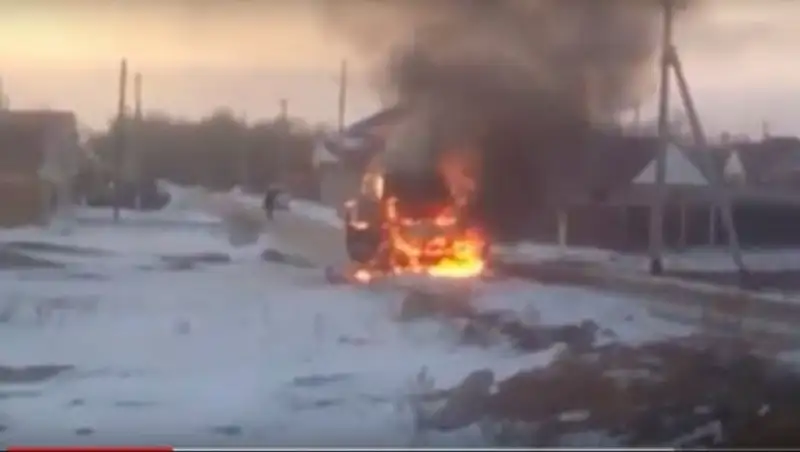 В Уральске сгорел микроавтобус
