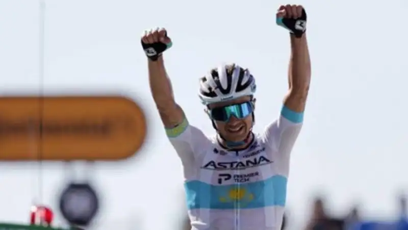 Казахстанский велогонщик выиграл шестой этап на "Тур де Франс"