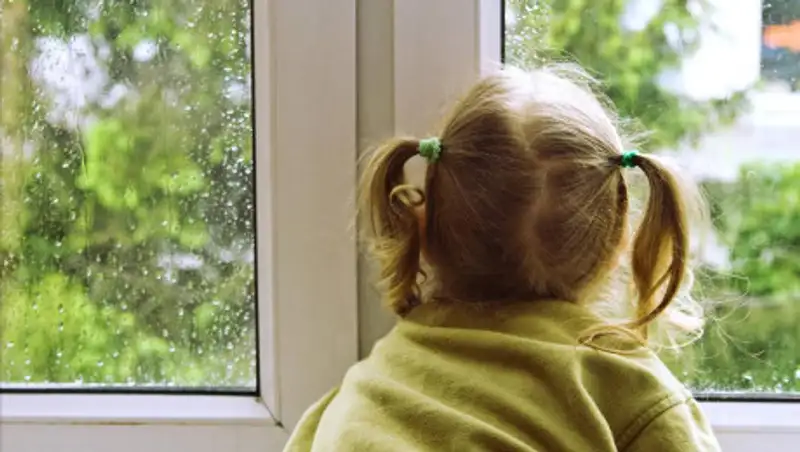 Как уберечь детей от падения из окон