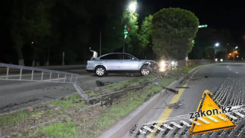 Уснул за рулем. В Алматы водитель выехал на встречку и снес забор