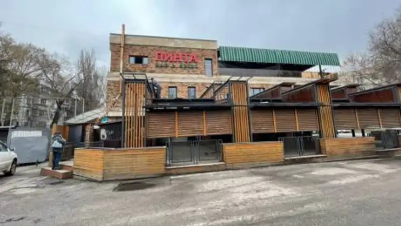 Летнюю террасу одного из популярных ресторанов снесли в Алматы по решению суда