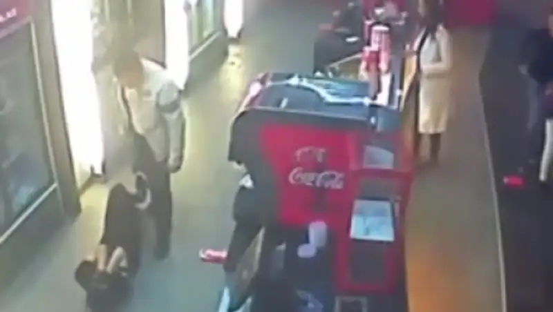 В столичном кинотеатре посетитель избил девушку-кассира