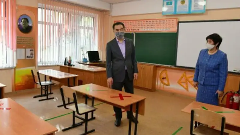 Аким Алматы опроверг информацию о том, что учить первоклашек будут студенты