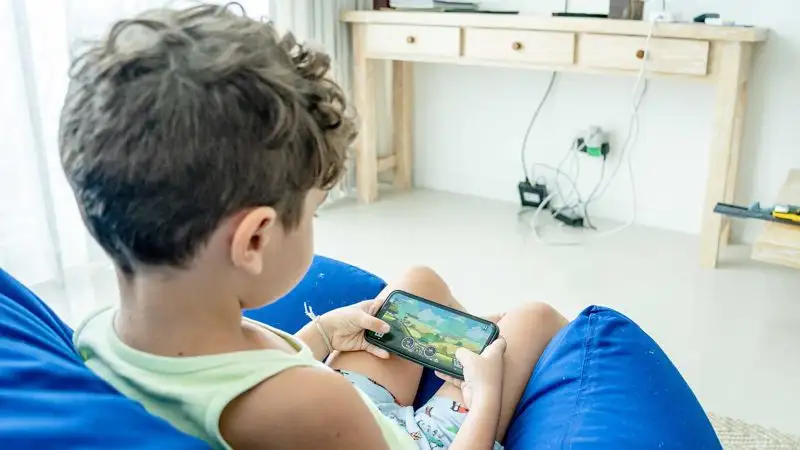 Сенатор назвал способы борьбы с цифровым аутизмом