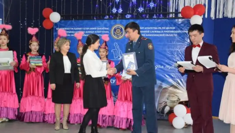 Полицейские наградили школьников за видеоролик против наркомании