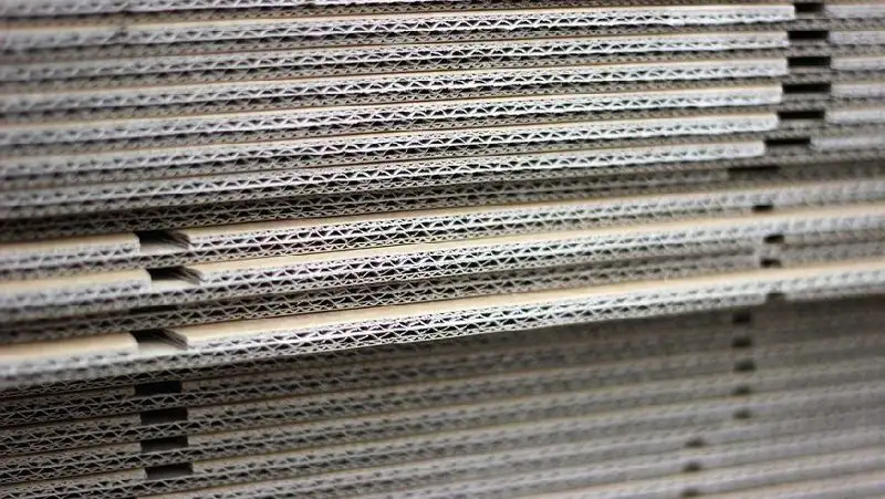 Картон назвали причиной удорожания молока, соков и тортов в Казахстане