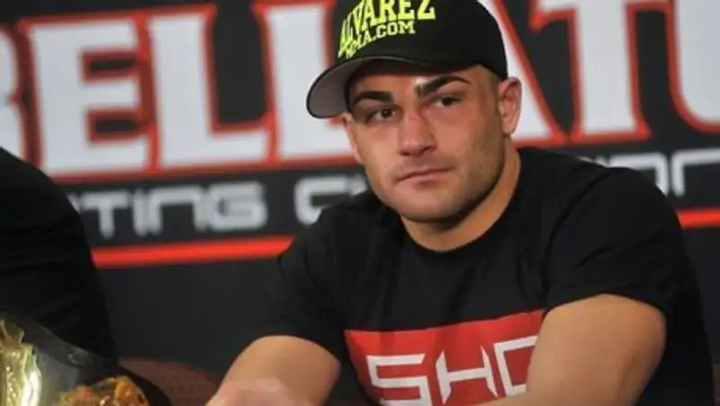 Альварес назвал Макгрегора одноруким бойцом