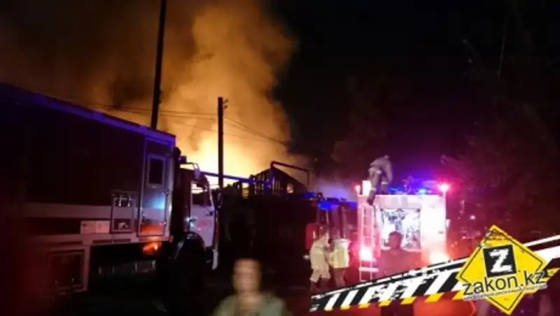 Сразу два крупных пожара тушили минувшей ночью алматинские пожарные