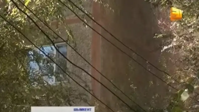 В Шымкенте на прохожих могут рухнуть столбы линии электропередач