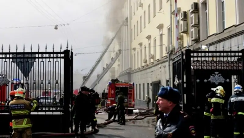 В центре Москвы из-за пожара в здании Минобороны перекрыто движение