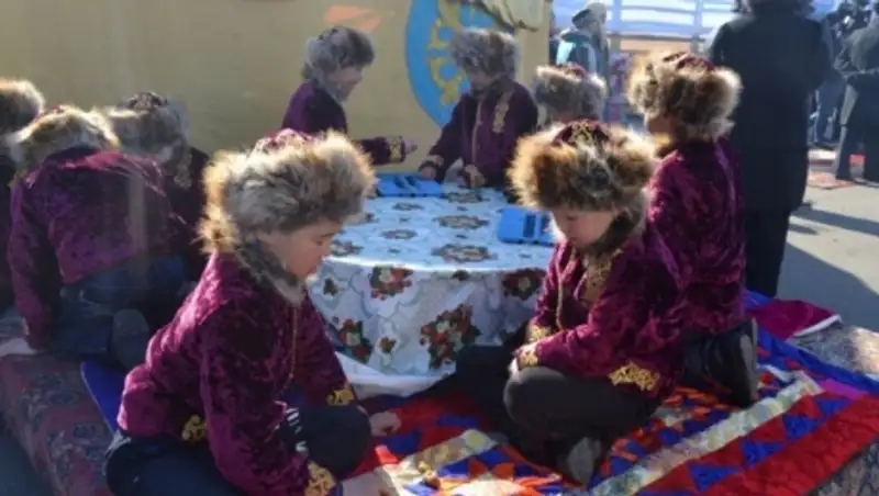 Для сирот и ветеранов в Петропавловске накрыли дастарханы в юртах