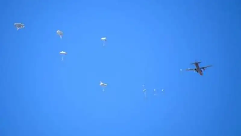 Десантники-новобранцы трех гарнизонов Казахстана впервые совершили прыжки с парашютом