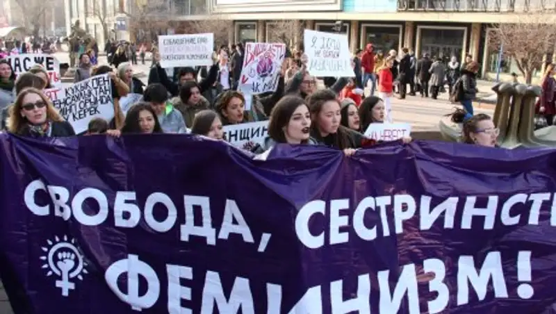 В Алматы прошлись маршем феминистки