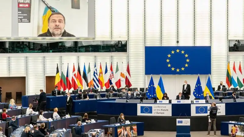 Европарламент принял резолюцию с призывом запретить нефть и газ из России