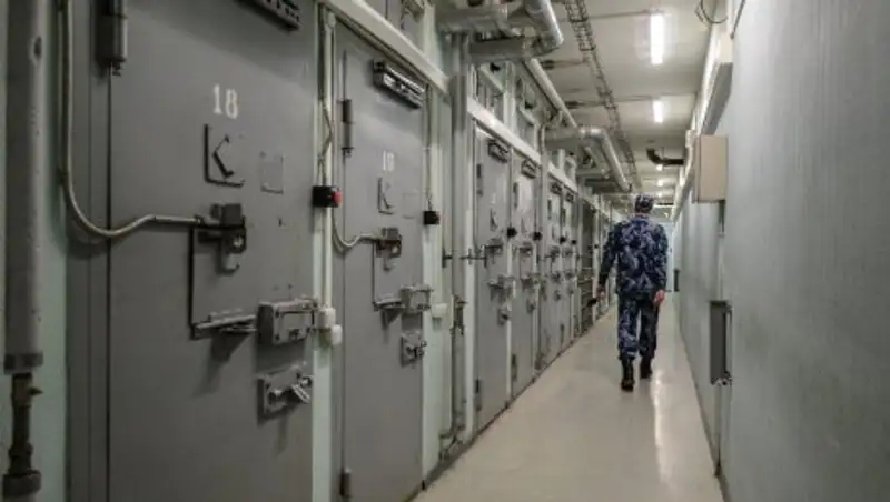 Бывший топ-менеджер "Роскосмоса" был найден в СИЗО с перерезанным горлом