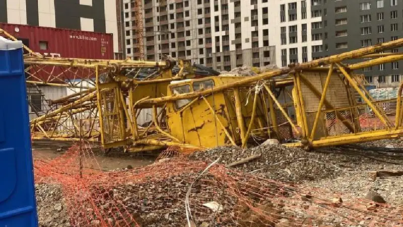 Башенный кран упал во время бурана в Нур-Султане