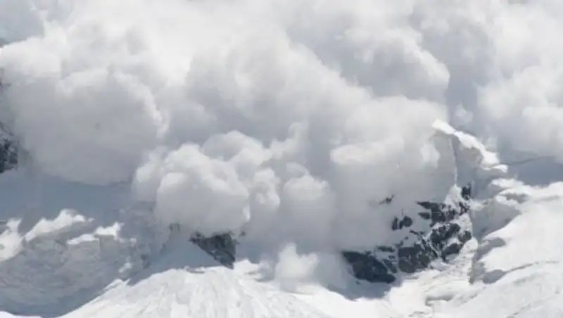 В Румынии снежная лавина накрыла группу лыжников