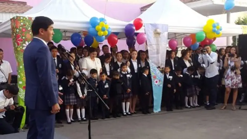 Аким Алматы поздравил с Днем знаний школьников и их родителей